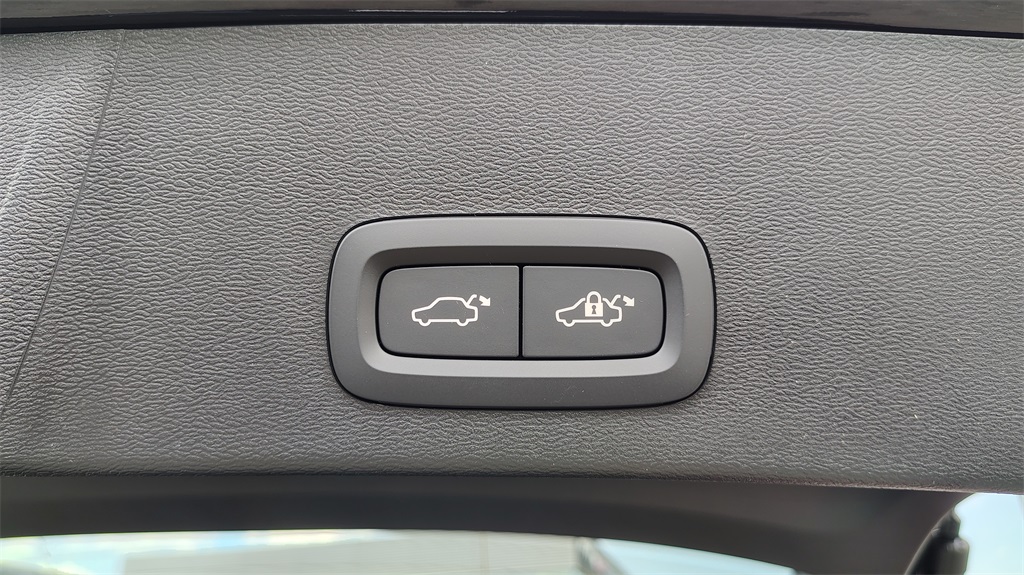 2026 Volvo XC40 Core photo 30