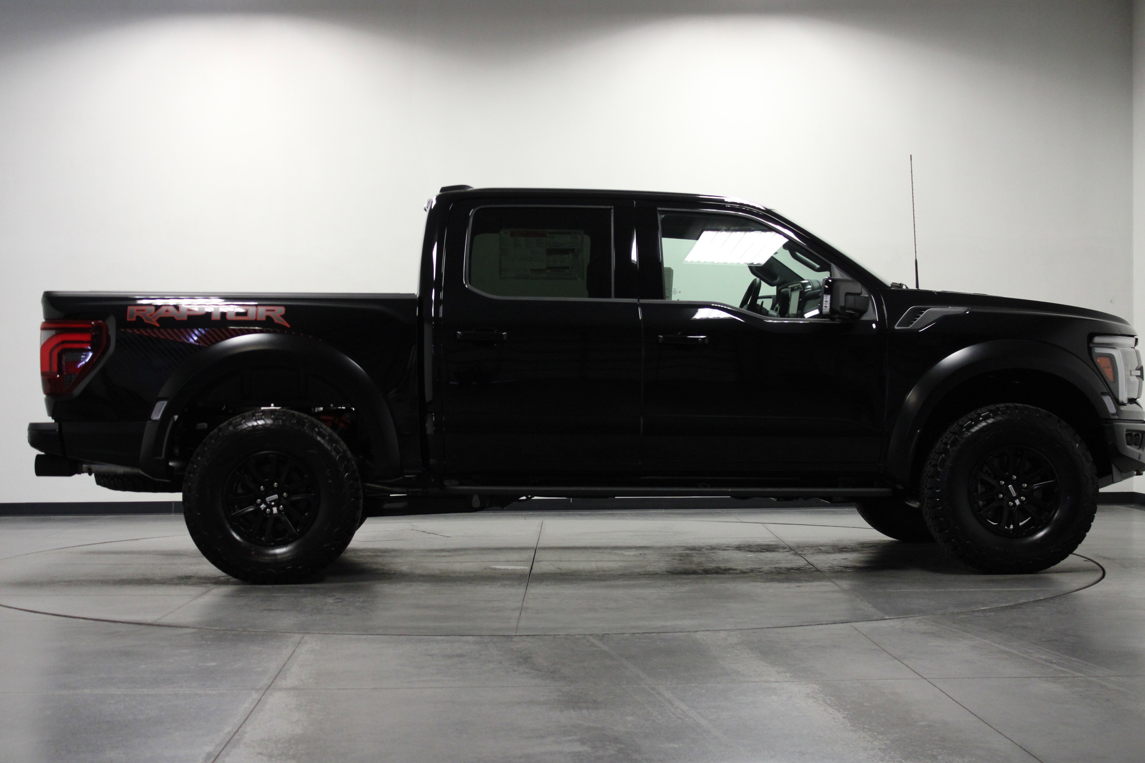 2025 Ford F-150 Raptor photo 2