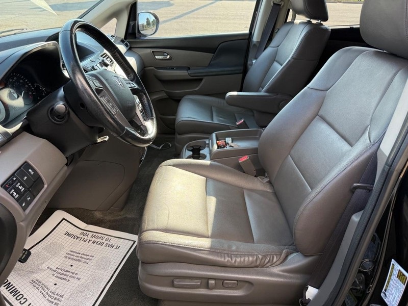 2016 Honda Odyssey Touring photo 16