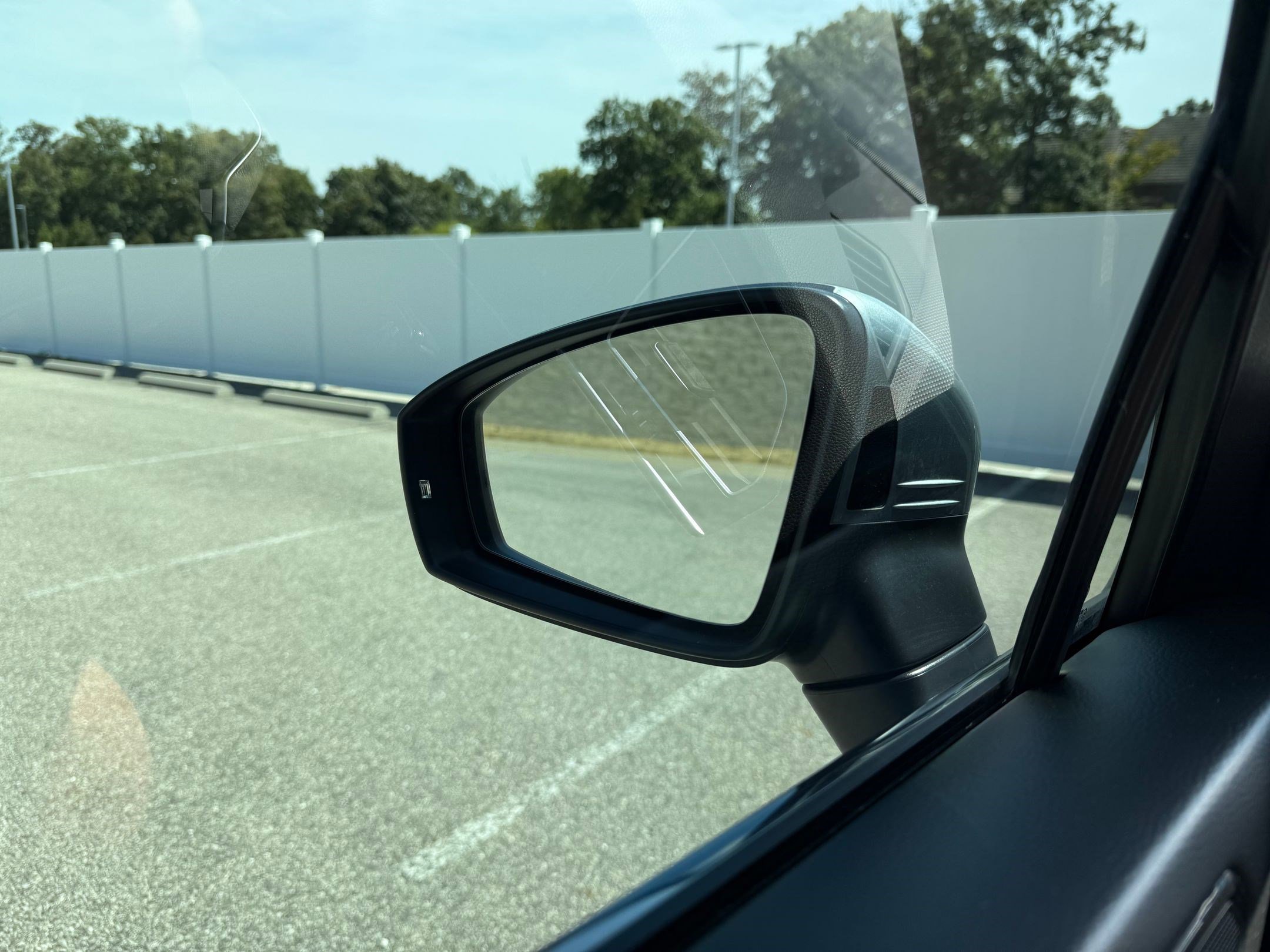 2023 Volkswagen Tiguan SE photo 25