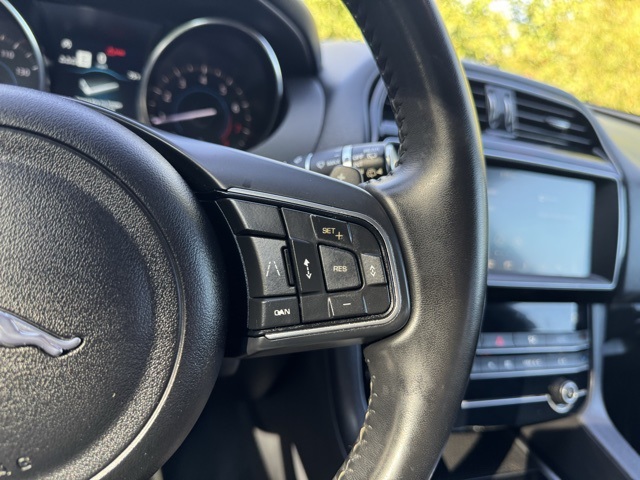 2019 Jaguar F-PACE Premium photo 27