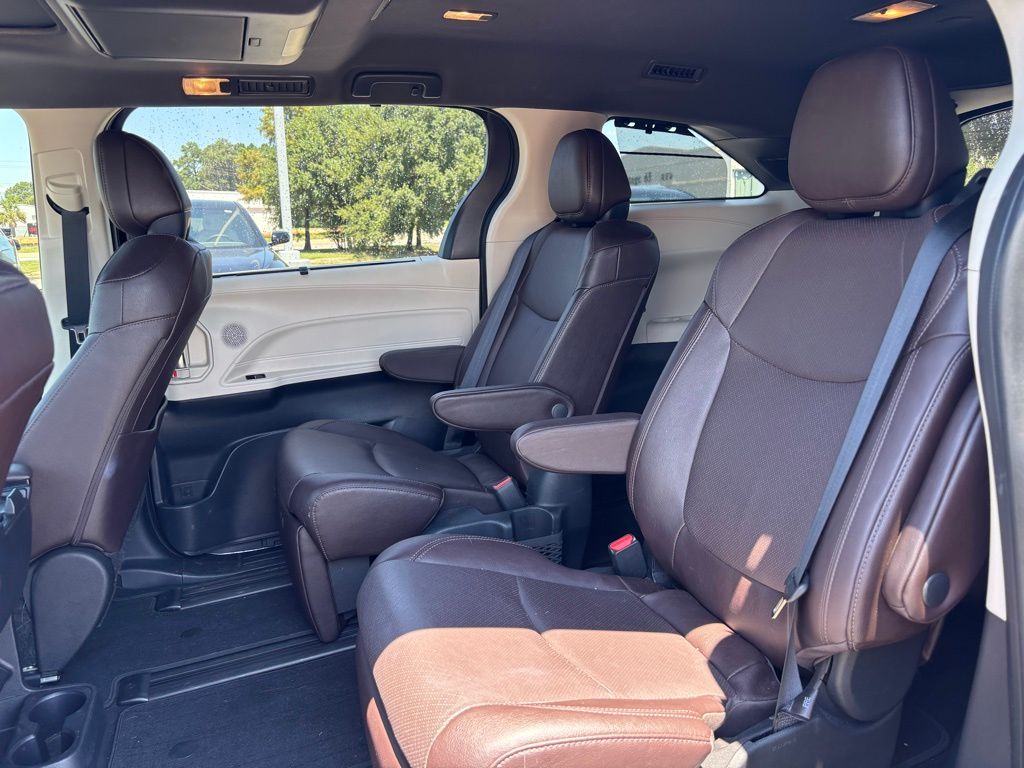 2022 Toyota Sienna Platinum photo 4