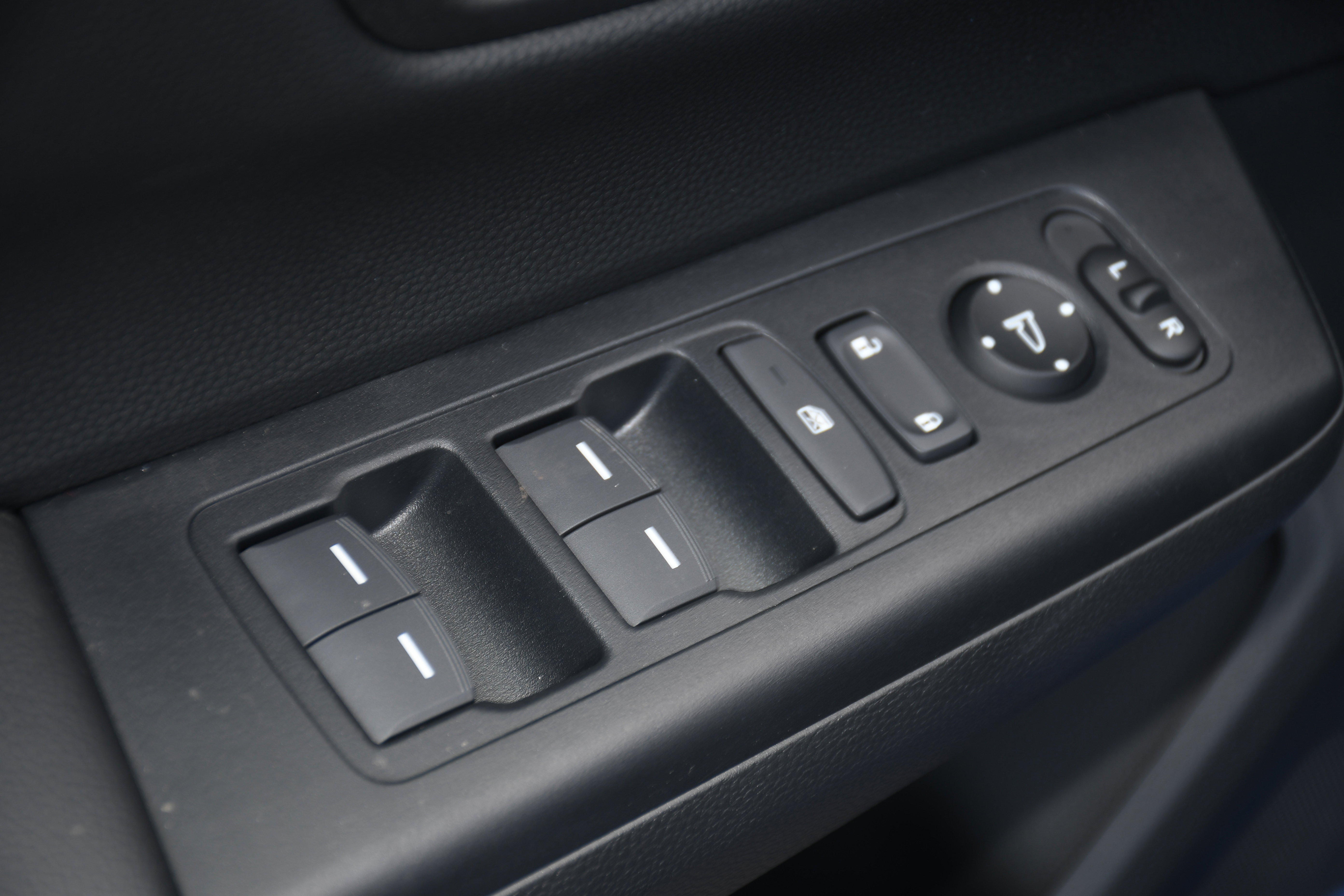 2025 Honda CR-V Hybrid Sport-L photo 2