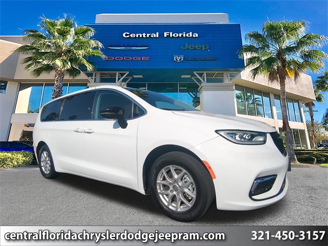 2024 Chrysler Pacifica Touring L's photo