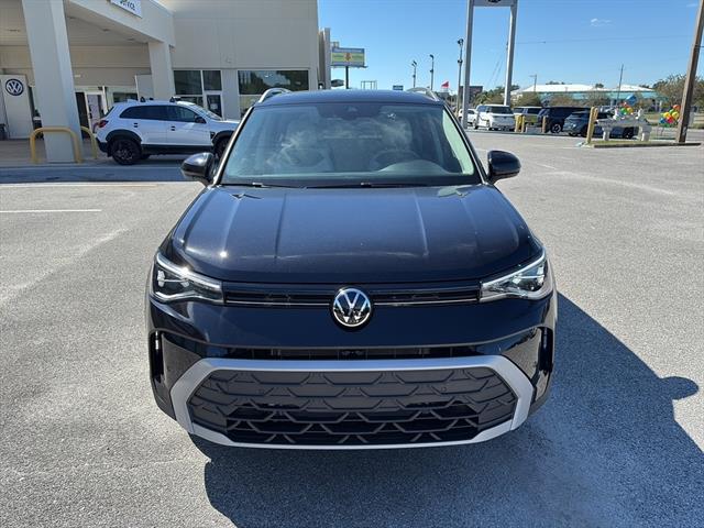 2025 Volkswagen Taos SE photo 2