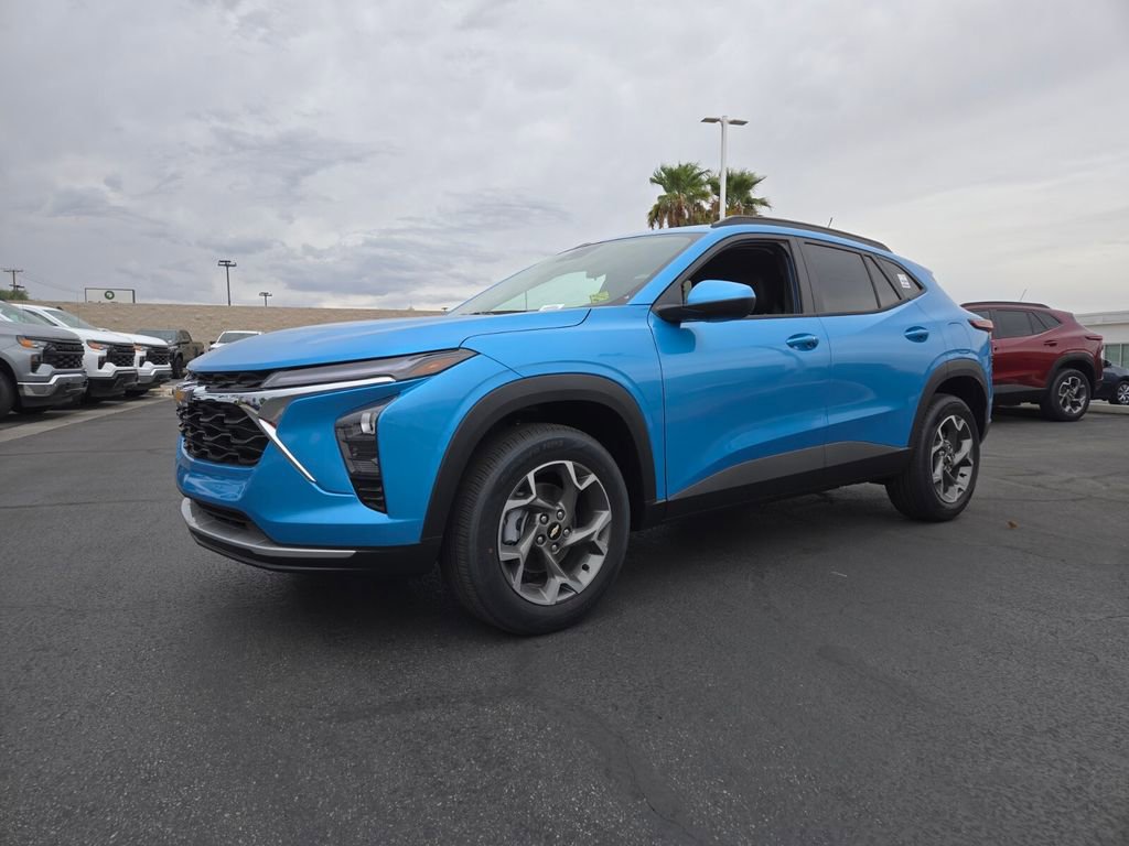 2025 Chevrolet Trax LT photo 2