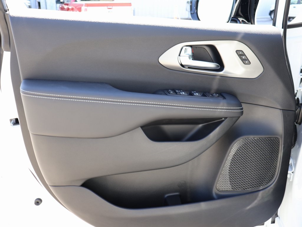 2026 Chrysler Pacifica photo 19