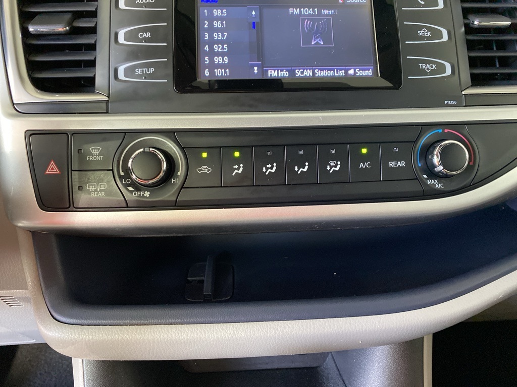 2018 Toyota Highlander LE photo 13
