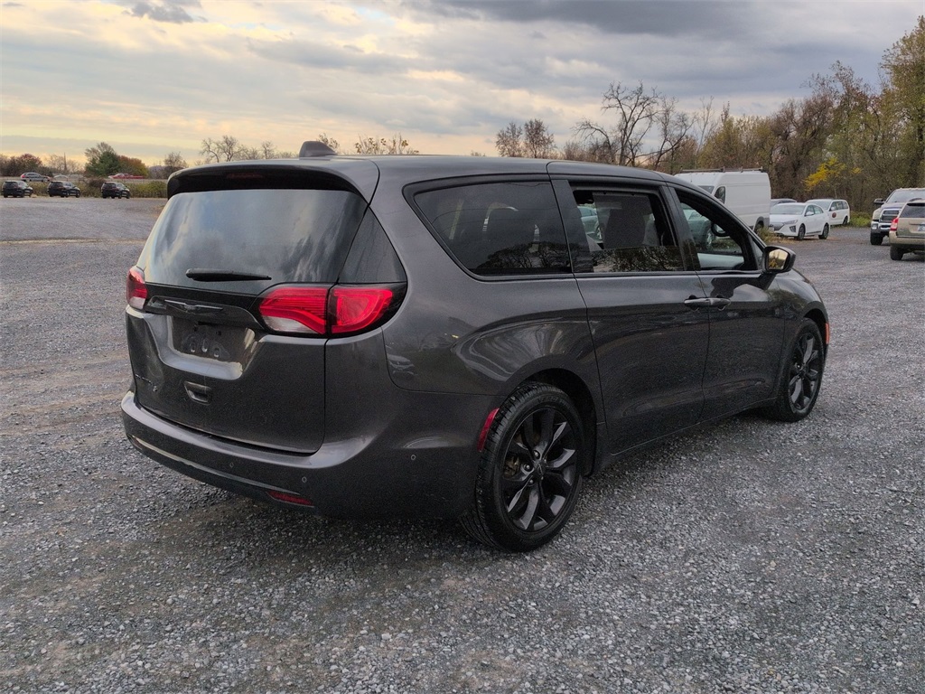 2019 Chrysler Pacifica Touring Plus photo 3