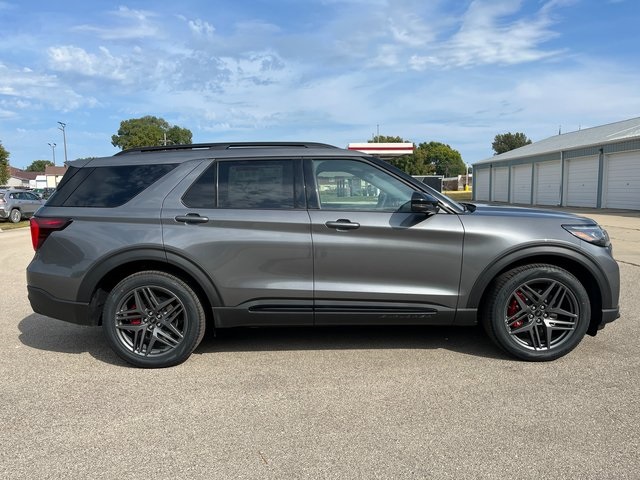2025 Ford Explorer ST photo 4