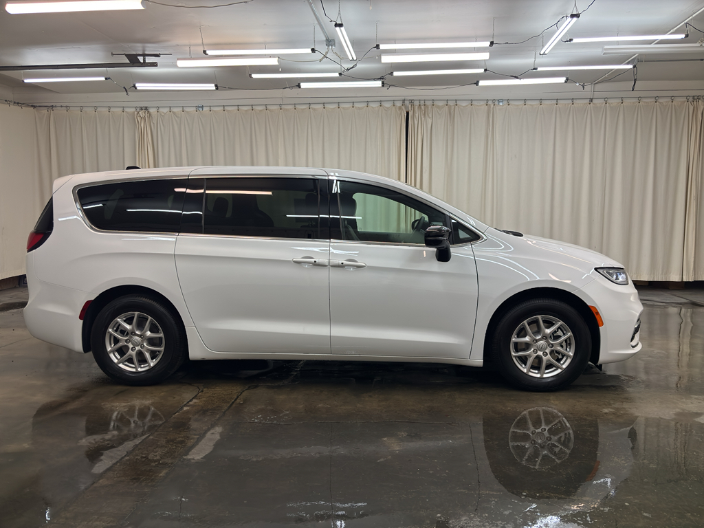 2026 Chrysler Pacifica photo 4