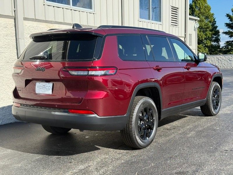 2025 Jeep Grand Cherokee Altitude photo 2