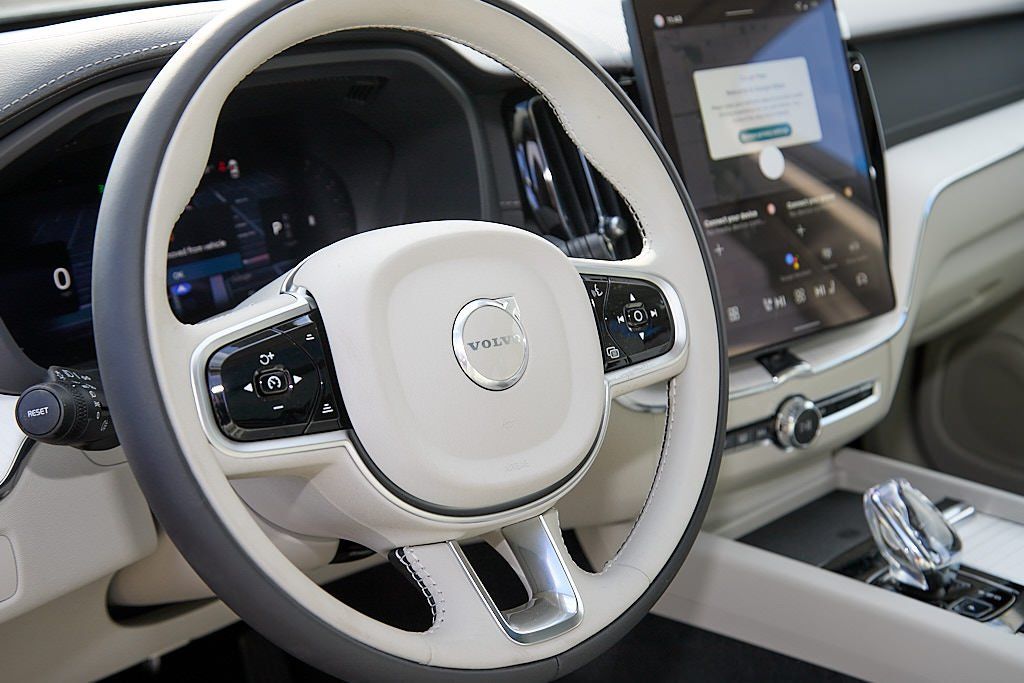 2026 VOLVO XC60 - Image 13