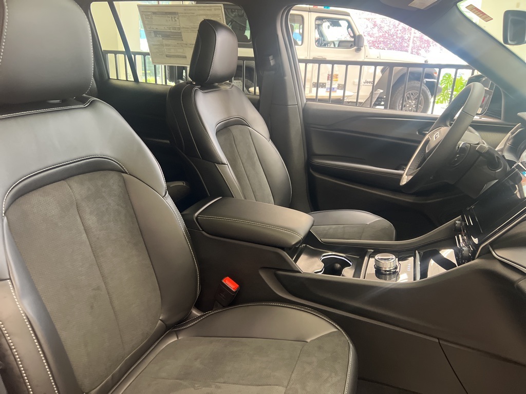 2025 Jeep Grand Cherokee Altitude X photo 12