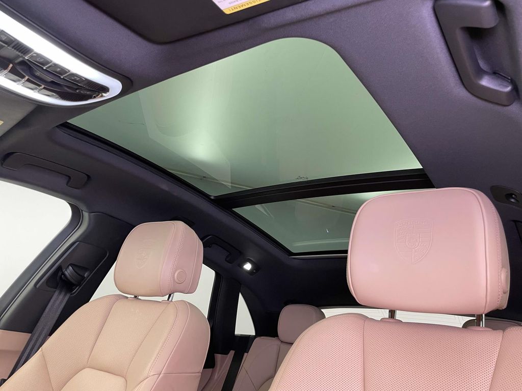 2024 Porsche Macan T photo 11