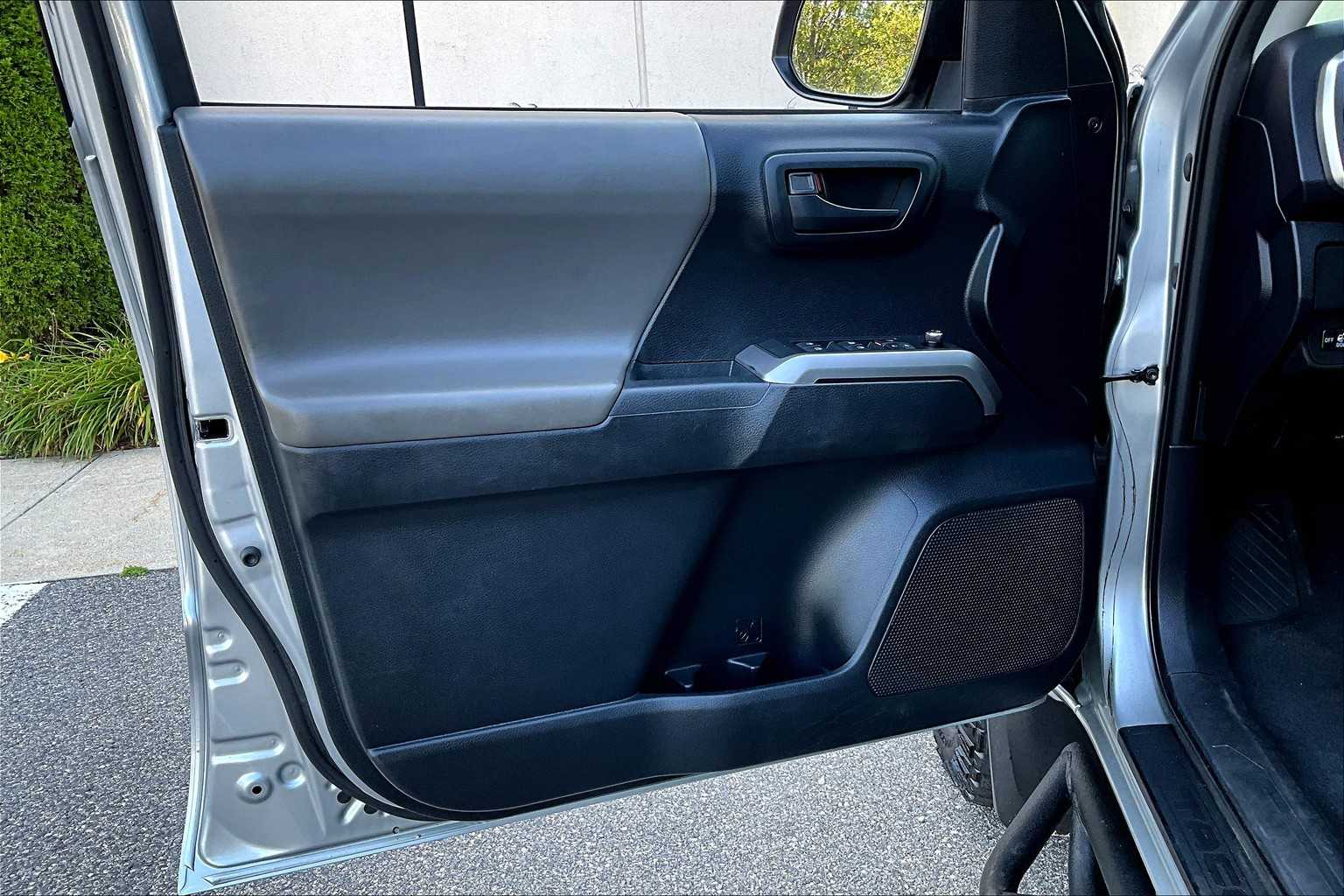 2016 Toyota Tacoma SR5 photo 21