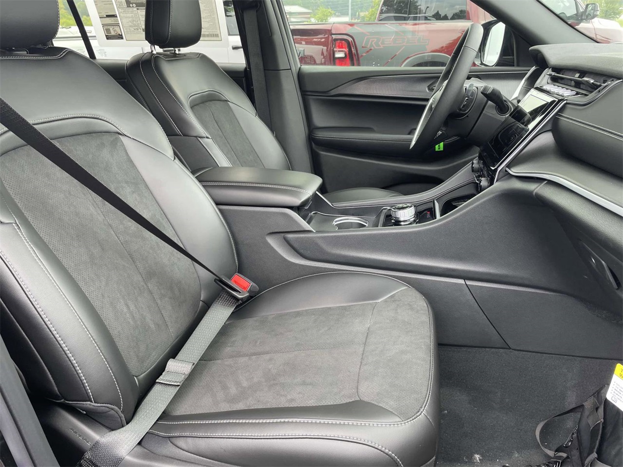 2025 Jeep Grand Cherokee Altitude X photo 30