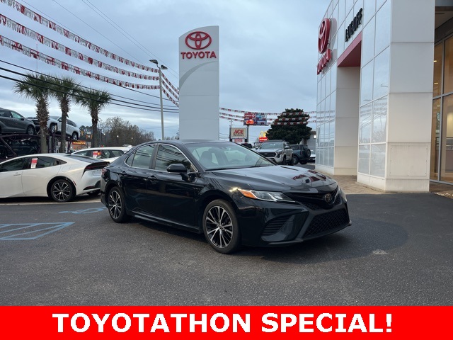 2018 Toyota Camry SE's photo