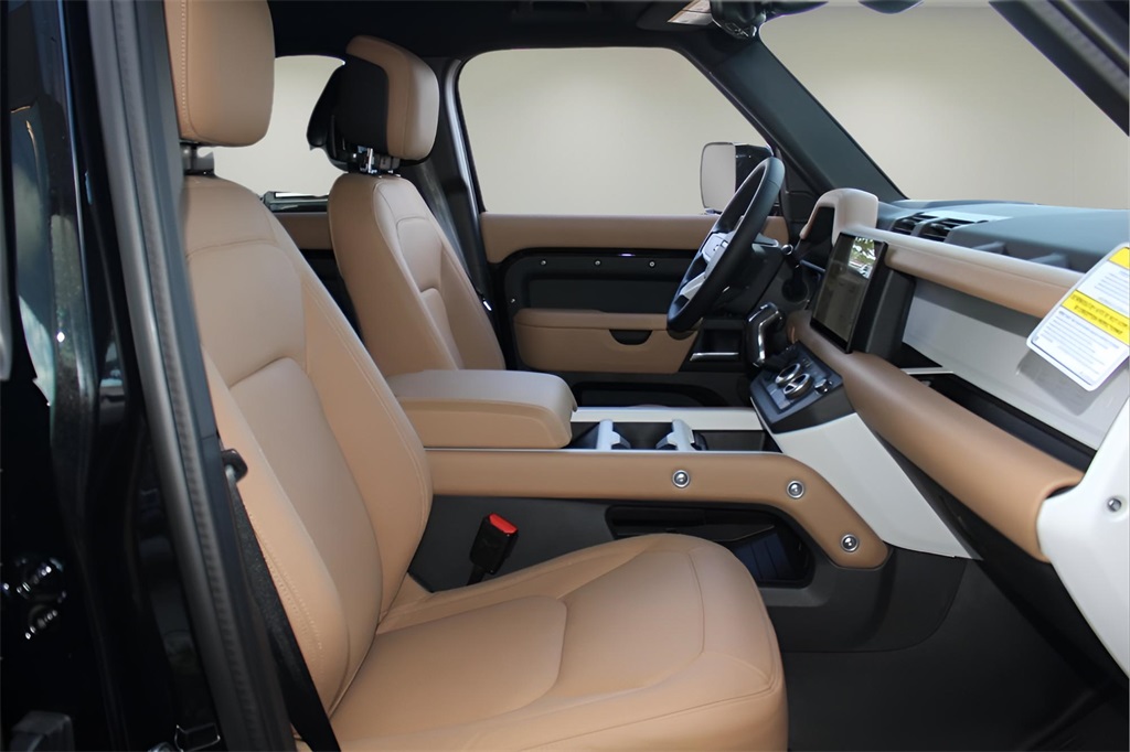 2025 Land Rover Defender 110 S photo 17