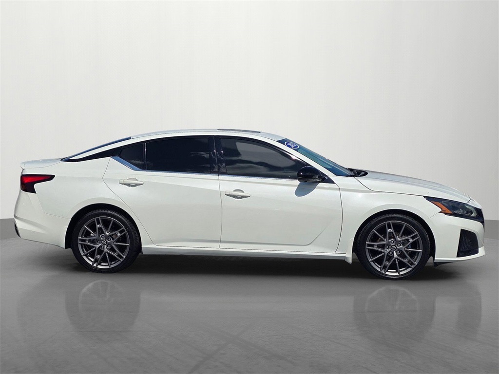 2023 Nissan Altima SR photo 4
