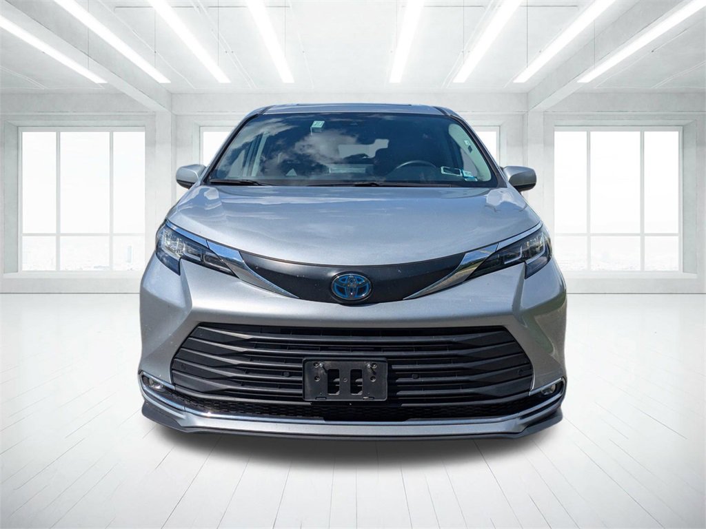 2023 Toyota Sienna XLE photo 8
