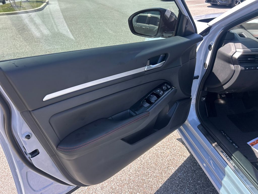 2025 Nissan Altima 2.5 SR photo 12
