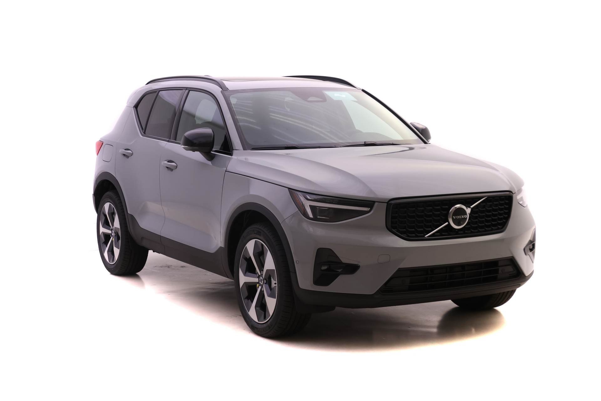 2026 Volvo XC40 Plus photo 2