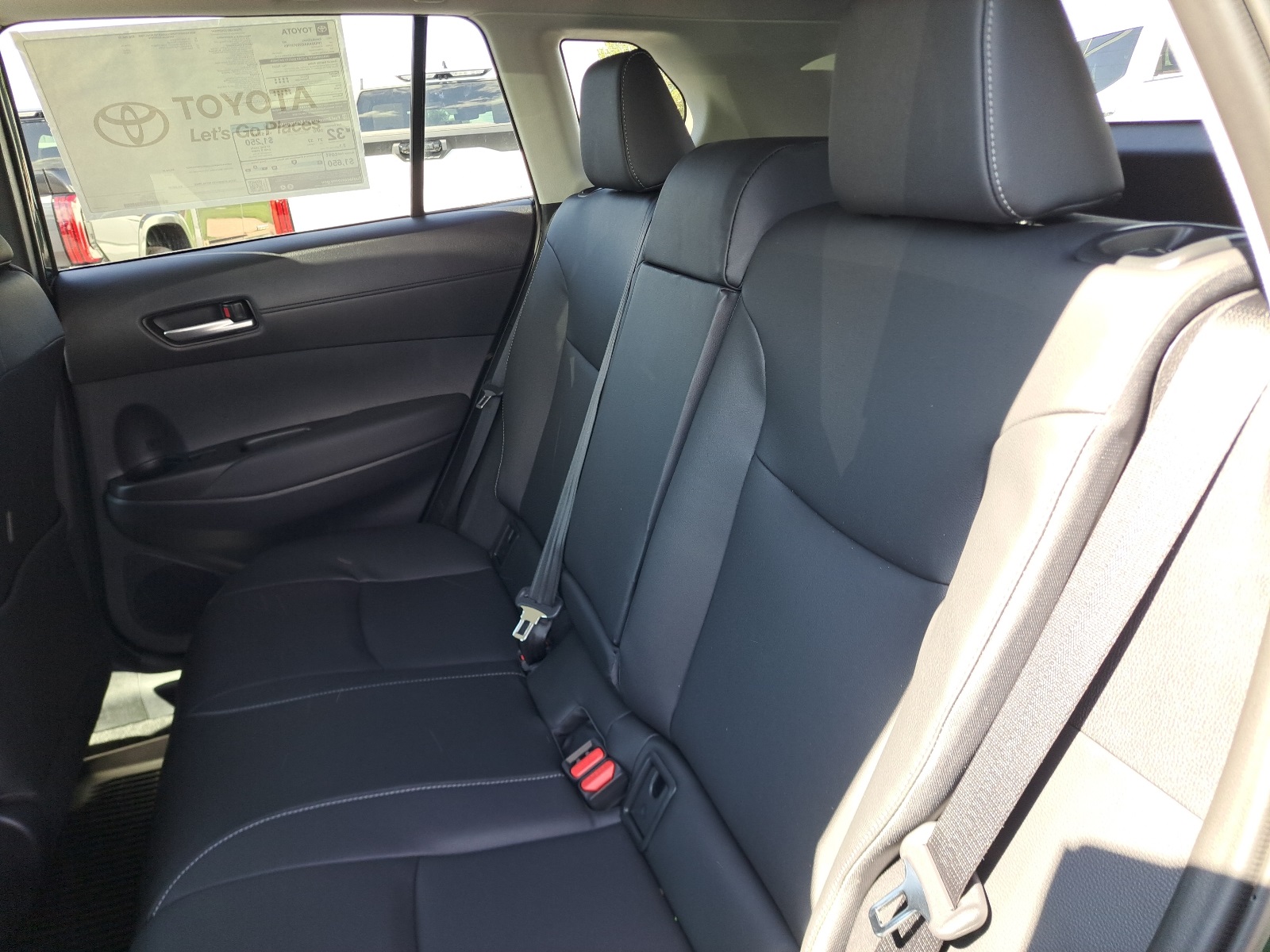 2025 Toyota Corolla Cross XLE photo 17