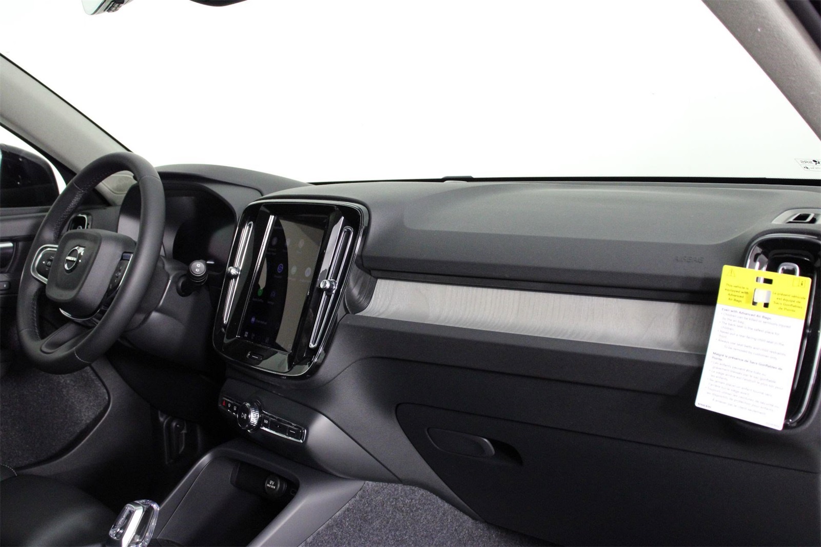 2026 Volvo XC40 Plus photo 8