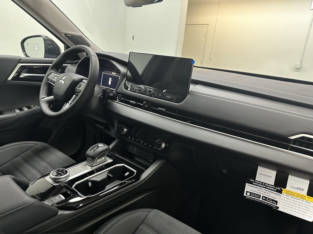 2025 Mitsubishi Outlander SE photo 18