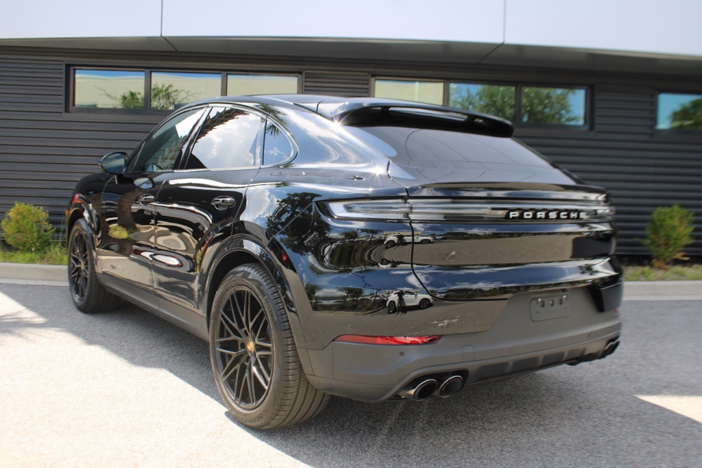2025 Porsche Cayenne Coupe Base photo 3