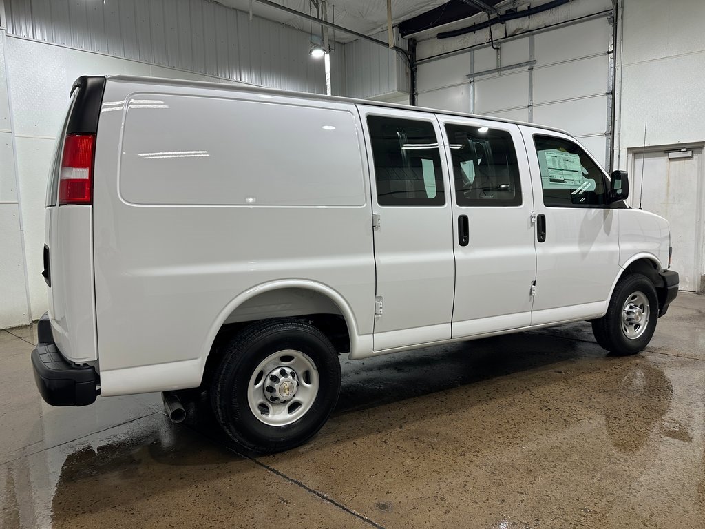 2025 Chevrolet Express Cargo 3500 photo 3