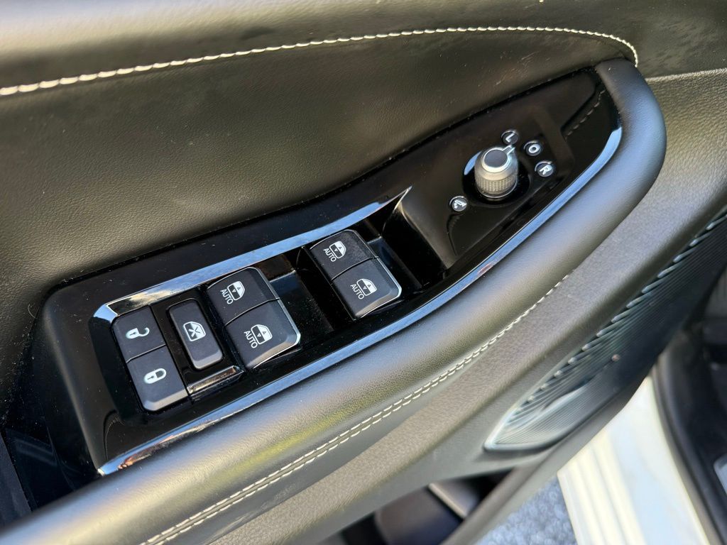 2023 Jeep Grand Cherokee Overland photo 3