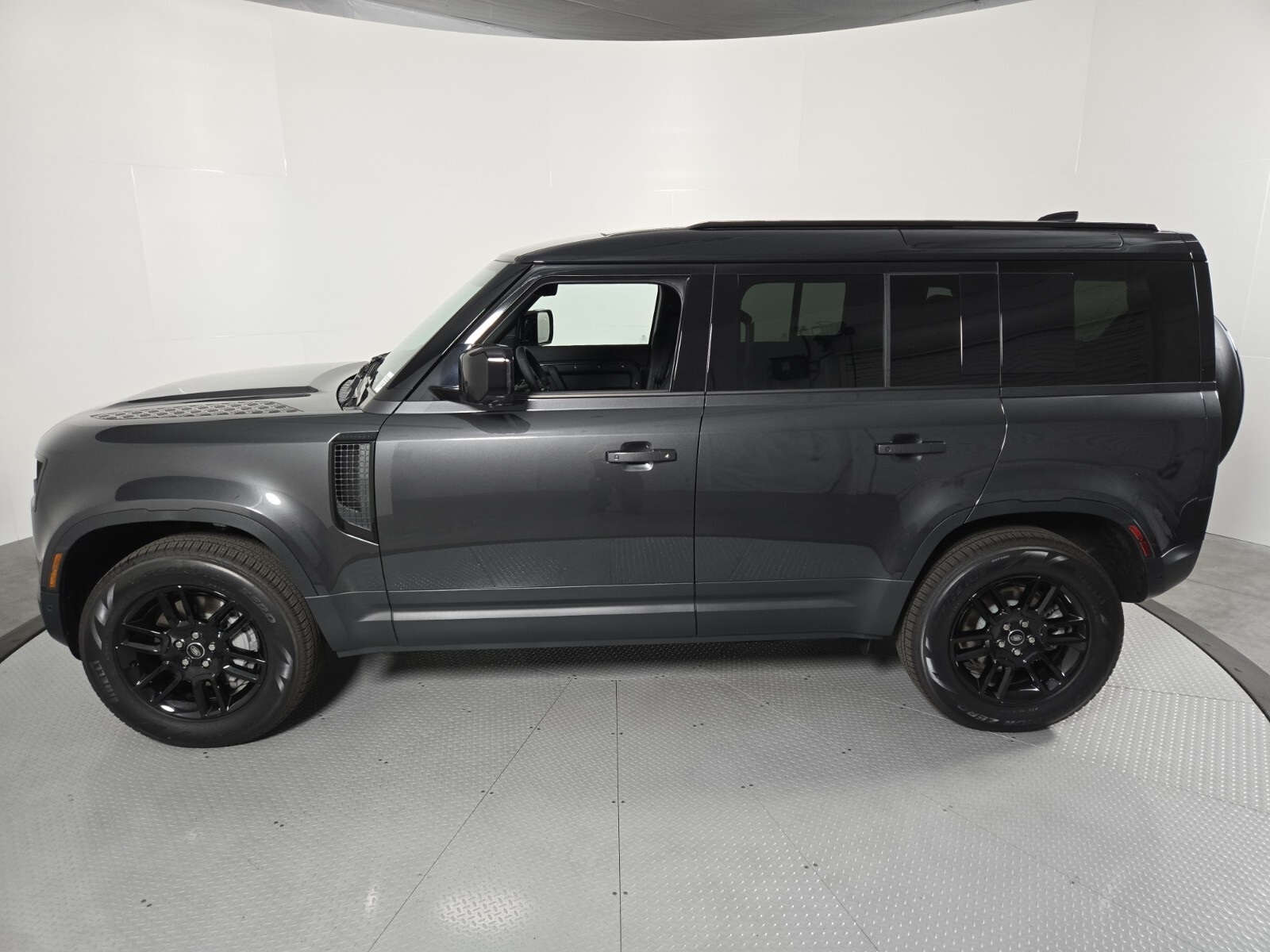 2025 Land Rover Defender 110 S photo 4