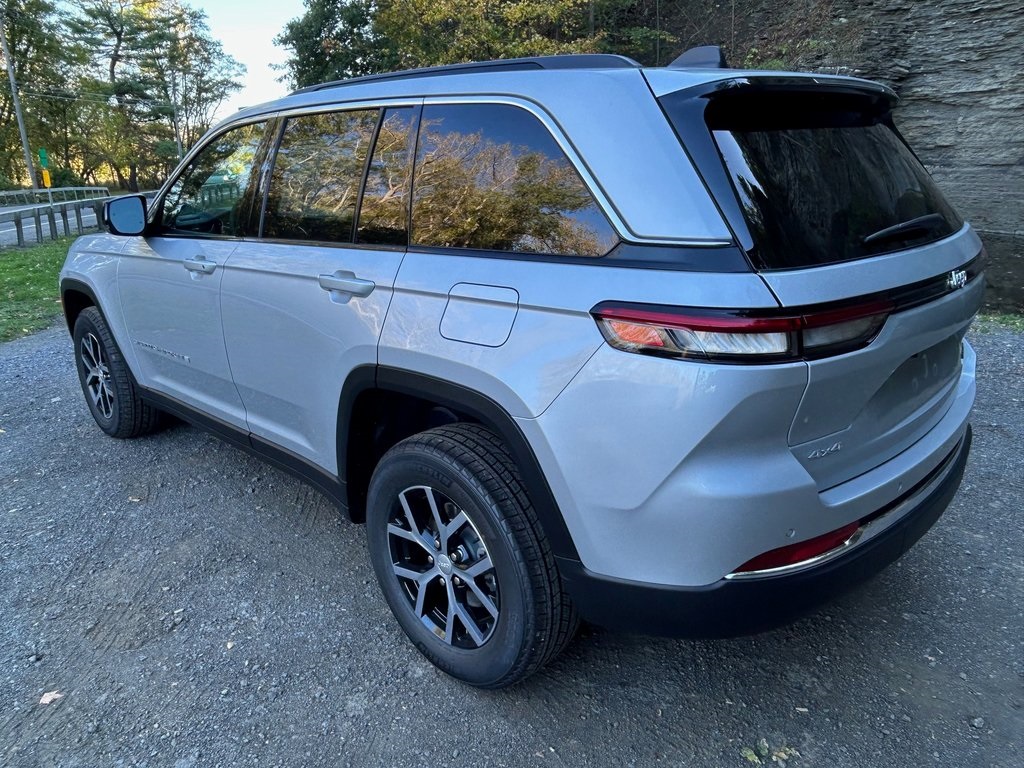 2025 Jeep Grand Cherokee Limited photo 3