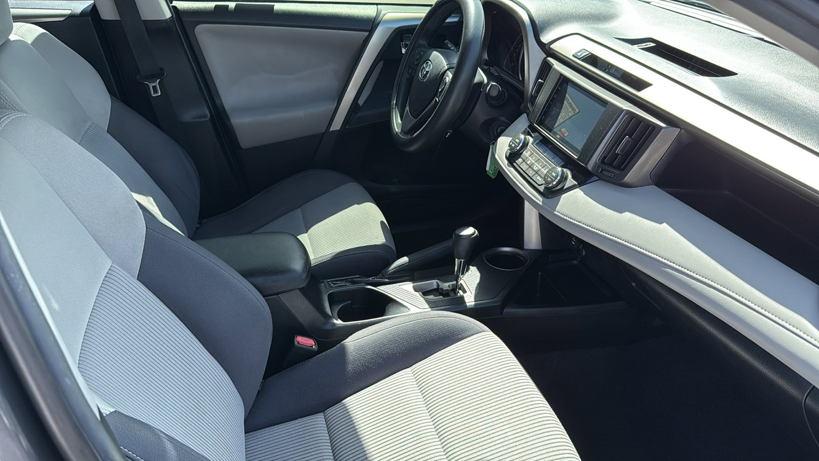 2015 Toyota RAV4 XLE photo 25