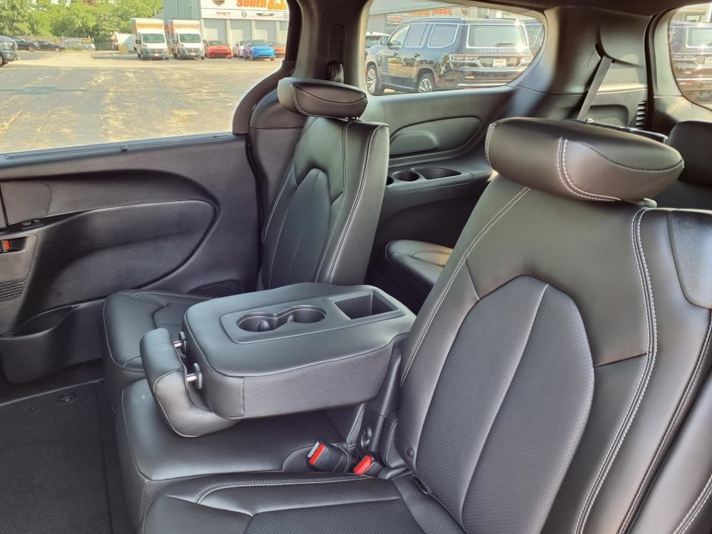 2026 Chrysler Pacifica photo 11