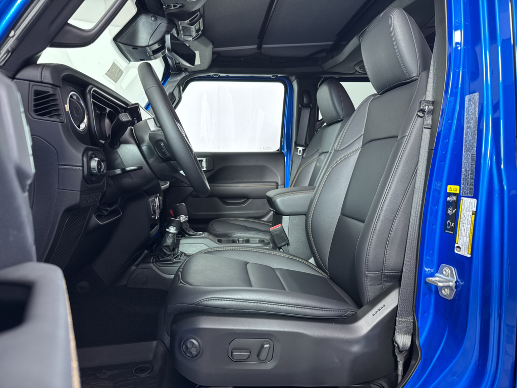 2025 Jeep Wrangler Sahara photo 4