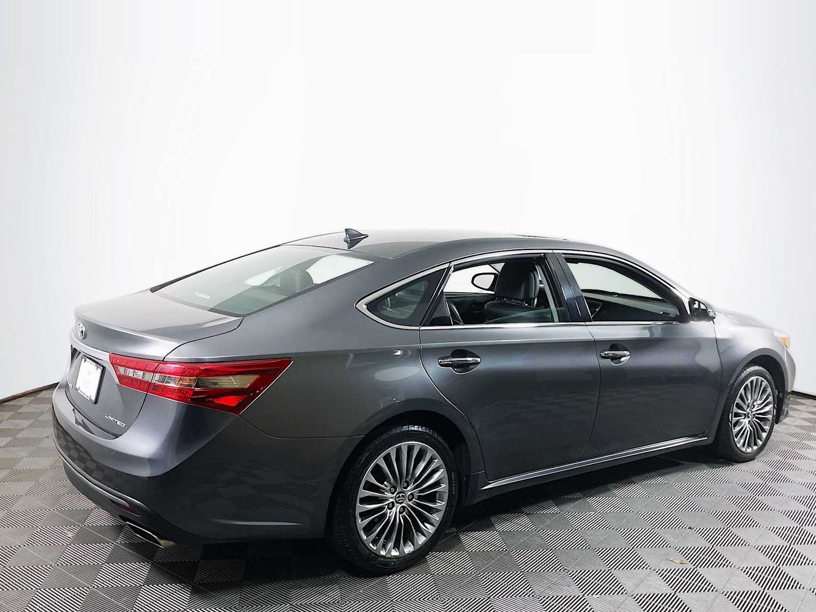 2016 Toyota Avalon Limited photo 4