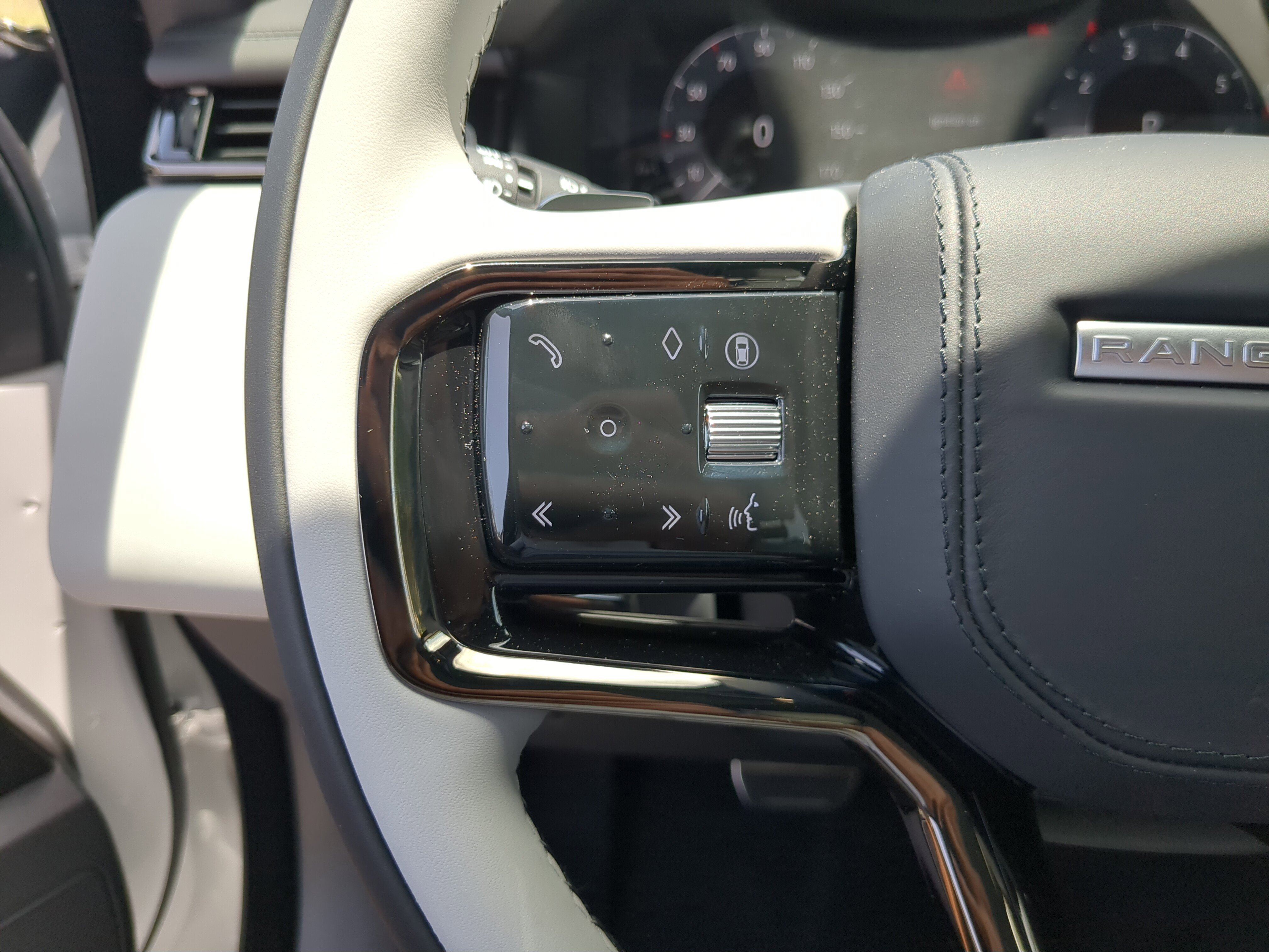 2026 Land Rover Range Rover Velar SE photo 15