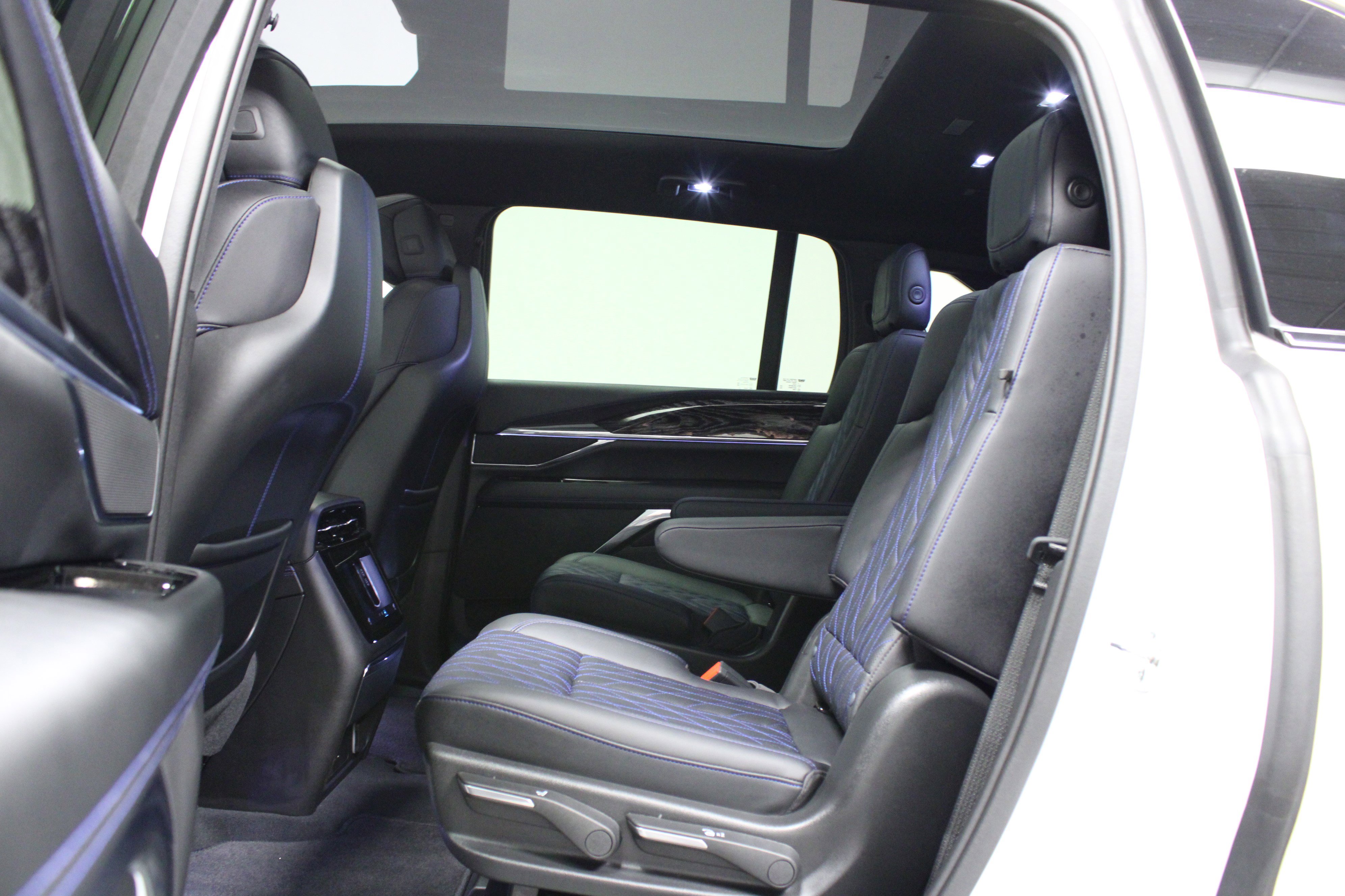 2025 Cadillac Escalade IQ Luxury photo 12