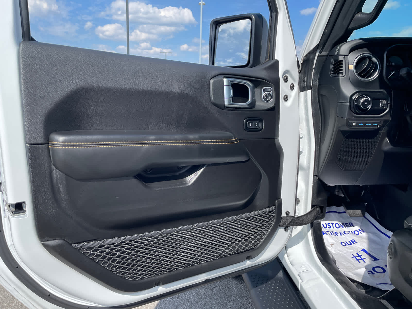 2024 Jeep Wrangler 4xe Sahara photo 17