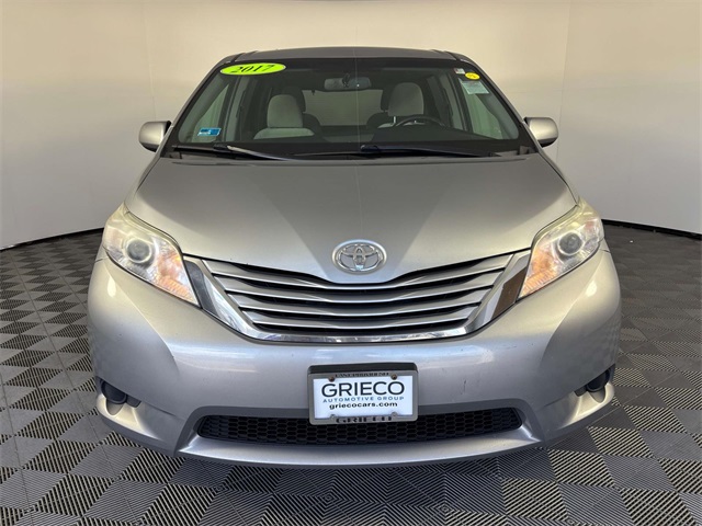 2017 Toyota Sienna LE photo 2