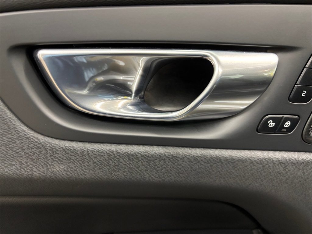 2023 Volvo XC60 B5 Plus photo 12