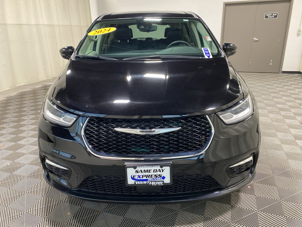 2024 Chrysler Pacifica Touring L photo 3