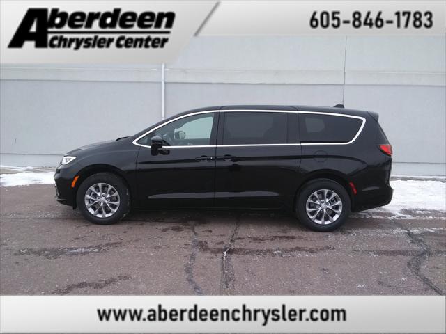 2026 Chrysler Pacifica Limited's photo