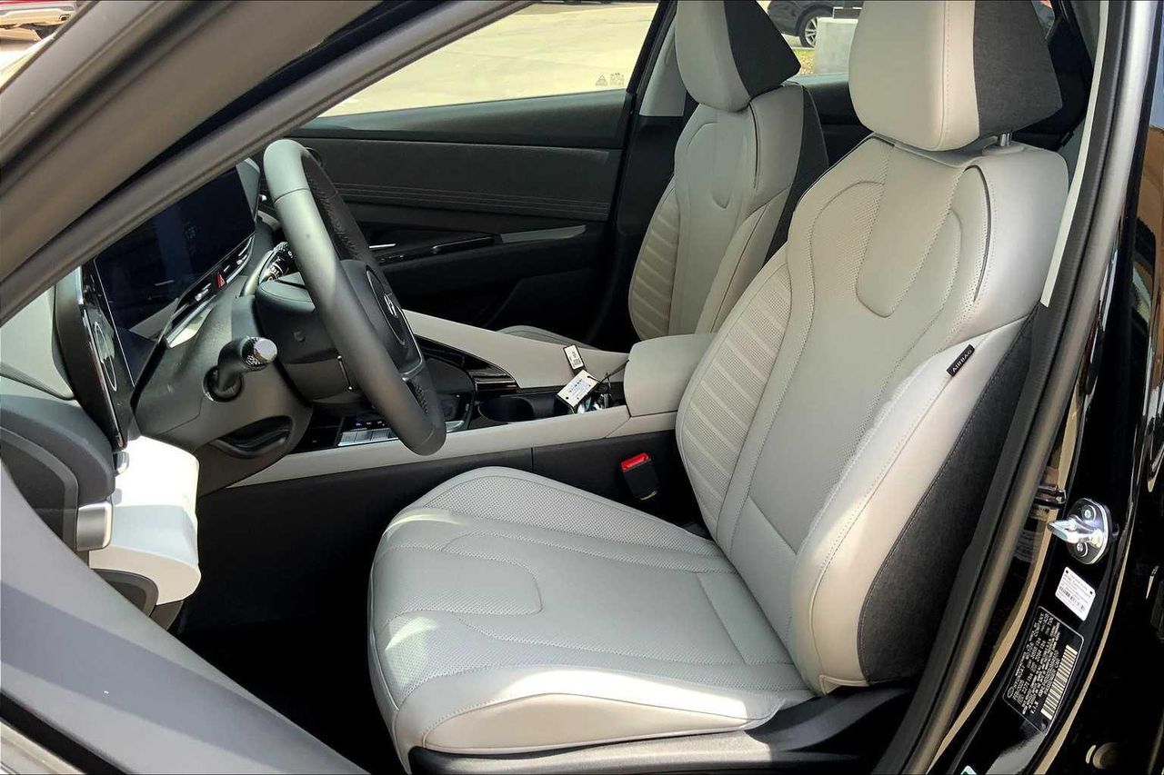 2025 Hyundai Elantra Limited photo 7