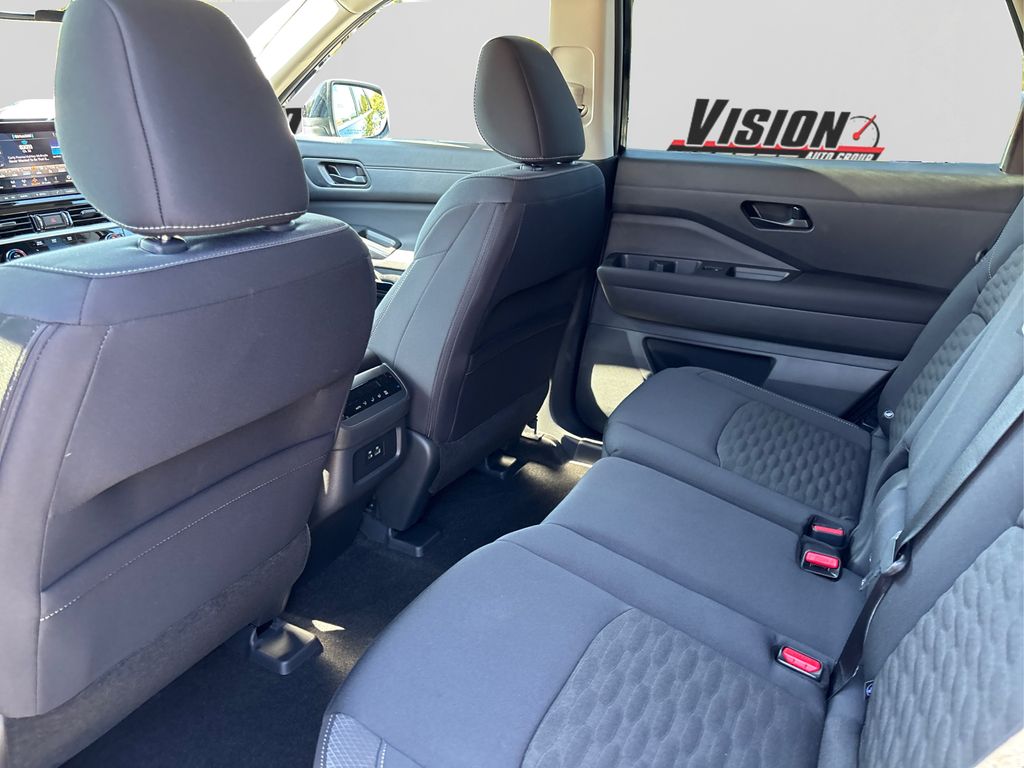 2025 Nissan Pathfinder SV photo 10