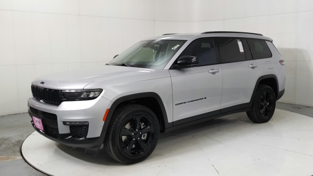 Used 2022  Jeep Limited image 1
