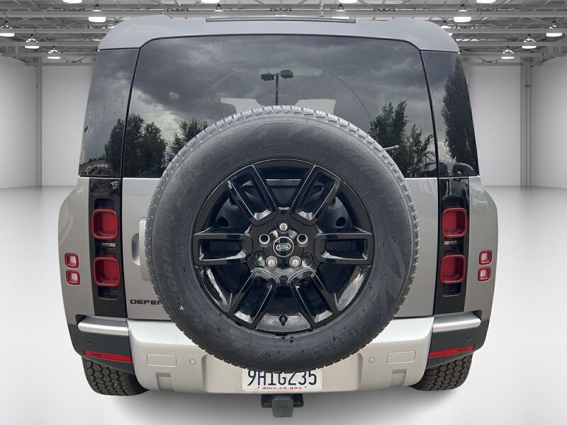 2024 Land Rover Defender 110 S photo 6
